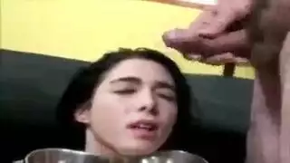 الجماعي الخشن لربة المنزل الفرنسية مع السائل المنوي على وجهها