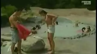 نيك جماعي على شاطئ عراة: جنس جماعي عنيف بجانب البحر الإيطالي