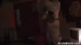 الأم الحارة ذات الفرج السمين تُمارس الجنس على الأرض