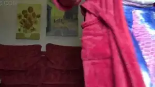تتأوه الخادمة عندما يمدد قضيب أسود كبير مهبلها الضيق