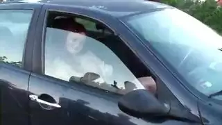 زوجة مثيرة تُعصّب في الخارج بينما زوجها الديوث يصور