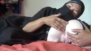 عاهرة عربية ممولة فرنسياً تفتح فتحاتها من أجل اليورو