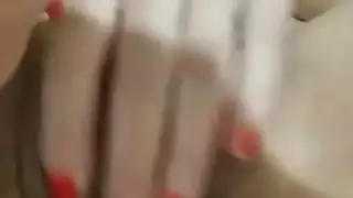 المثيرة التركية سونجول تلعب بأعضائها الخاصة في مشهد إباحي