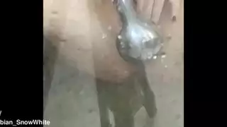 عاهرة سعودية صغيرة تلعب بشقها المبلل على كاميرا الويب أثناء الاستحمام