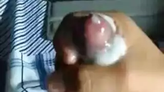 عيون زرقاء مشاغبة تأخذ قضيبًا كبيرًا