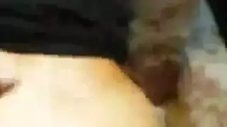 رجل وامرأة من الأبنوس يمارسان الجنس دون حماية