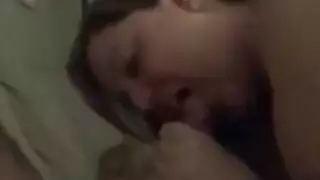 فتاة سمراء وقحة تحب أن يُغطى وجهها بالمني