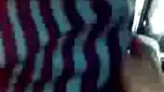 فيديو صريح في السيارة: إيلاج مزدوج مع حركة حيوانية