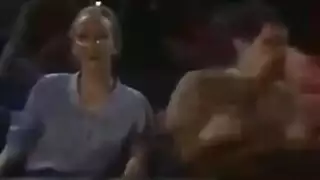 قضيب كبير يسيطر على فتحات ضيقة