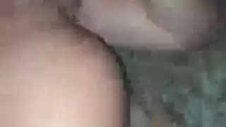 أم مثيرة خائنة في كعب الشوكولاتة العالي تمص وتنيك