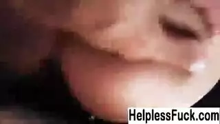 فم مراهقة يخدم قضيب رجل أكبر سنًا وهو قاسٍ