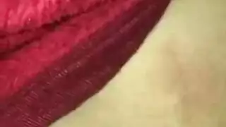 فتاة صغيرة تفرك بظرها على الكاميرا حتى تبلغ