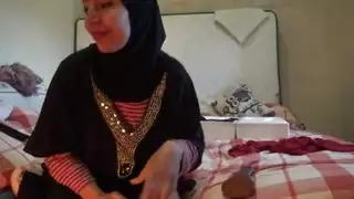 عاهرة لندن: زوجة عربية تستمتع بممارسة جنس جماعي صريح