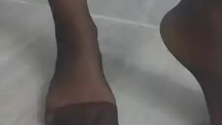 امرأة تركية ناضجة تعبد الأقدام والأرجل في فيلم إباحي لعبادة القدم