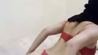 فتاة مسلمة سمينة تظهر مؤخرتها المستديرة من حجابها المثير