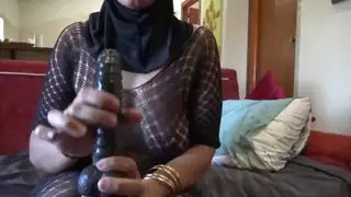 مشهد دياثة صريح: فتاة هواة عربية تأخذ قضيبًا كبيرًا