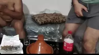 امرأة مصرية ناضجة تمارس الجنس الشرجي المزدوج مع زوجها ومديرها من أجل المال
