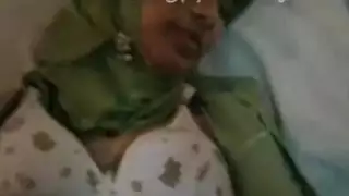 فتاة عربية تتعاطى المخدرات قبل ممارسة الجنس الصريح