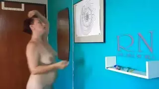 فصل فني إكس إكس إكس: عارضة عارية تحصل على قذف داخلي بعد جلسة الرسم