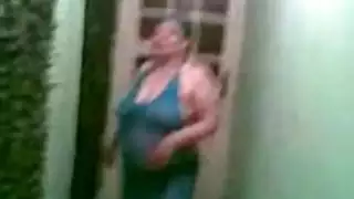 عاهرة عربية من القاهرة تتعرض لجنس فموي عنيف