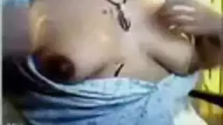 بث إباحي مباشر: استمناء فتاة عربية مثيرة وخيال جنسي بين الأثداء