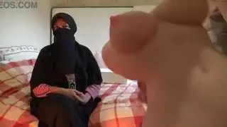 درس إباحي: زوجة الأب تشرح كيفية ممارسة الجنس العنيف مع دمية