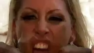 جنس إباحي عنيف مع أم مليئة بالتقاطيع، مص عميق ونك قاس