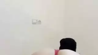 فتاة عربية ترتدي النقاب تنحني لتقريب شرجي صريح