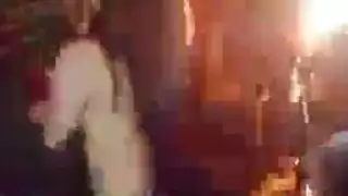 عاهرة مصرية ذات أثداء كبيرة تقدم ستريبتيز في النادي الليلي رقصة عارية كاملة