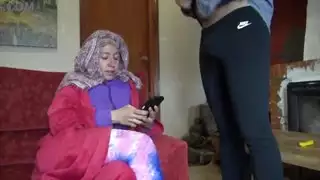 جنس فموي محرم: زوجة الأب التركية تبتلع سائل ابن زوجها البريطاني