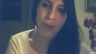 جميلة عربية ممتلئة الصدر تأخذ قضيبًا كبيرًا على الكاميرا المباشرة