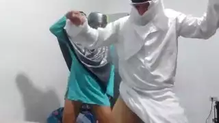 جلسة جنس ساخنة أمام الثلاجة مع عربي وسيم