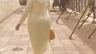 عربية تمشي بمؤخرة ضخمة جاهزة لوضعية الكلب