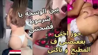 نيك من الخلف في المطبخ: زبه عميق في طيزي، يأمرني بأن أكون هادئة