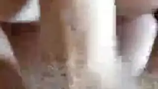هاوية مثيرة: شقراء تأكل كس وردي في مشهد إباحي