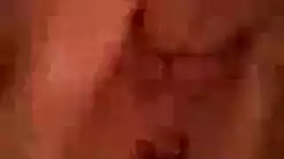 كس حلق يكشف على السرير