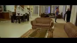 شقراء مبللة تتمدد بقضيب كبير وتصرخ أثناء النشوة