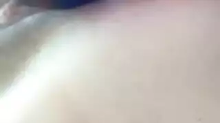 ثلاثه بنات على بنت ينيكوا فى كسها وطيزها