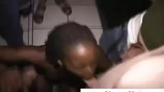 يستمني بلحمه الأبيض حتى يقذف على الأثاث