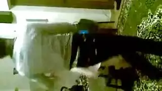 يثيرها ويسخنها
