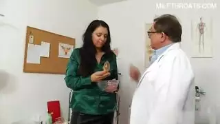 خيال طبي: طبيب يستخدم قضيبًا مطاطيًا على مريضة راغبة