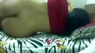 بنت تلعب في ديود صديقتها