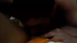 نيك كالي ليندسي المبلل على الشاطئ: قذف على صدرها تحت الشمس