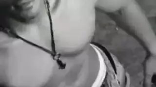 عشاق مثيرون يتناوبون على أم مثيرة بجانب المسبح