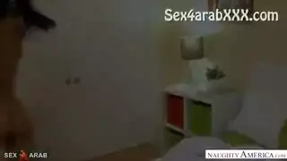 الأخ يأخذ عذرية الصديقة في حبكة هذا الفيلم الإباحي الصعب