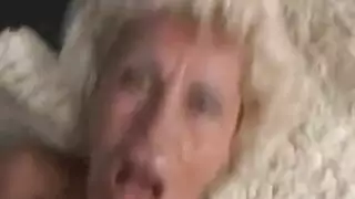 الشقراء العاهرة تريسي تأخذ قضيبًا عميقًا في حلقها