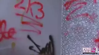 فعل إباحي قاسي يؤدي إلى هزة جماع صارخة