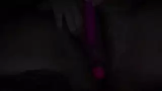 مراهق أشقر يداعب عضوه الذكري في السرير