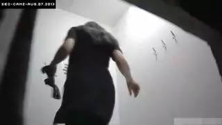 إبن معاق يانيكو امهو وتعطيه بزازته