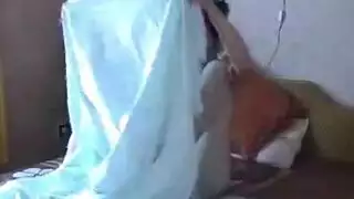 فتاة صغيرة تأخذ قضيب تركي ضخم في فمها وكسها
